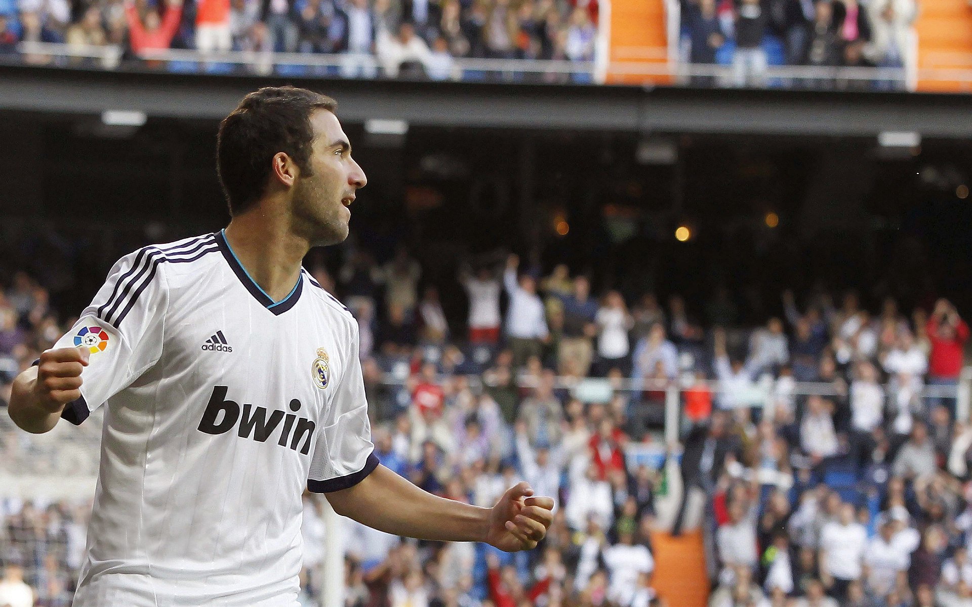 欧冠半决赛之夜，伦纳德惊艳四座，当绿茵场与硬木地板共振