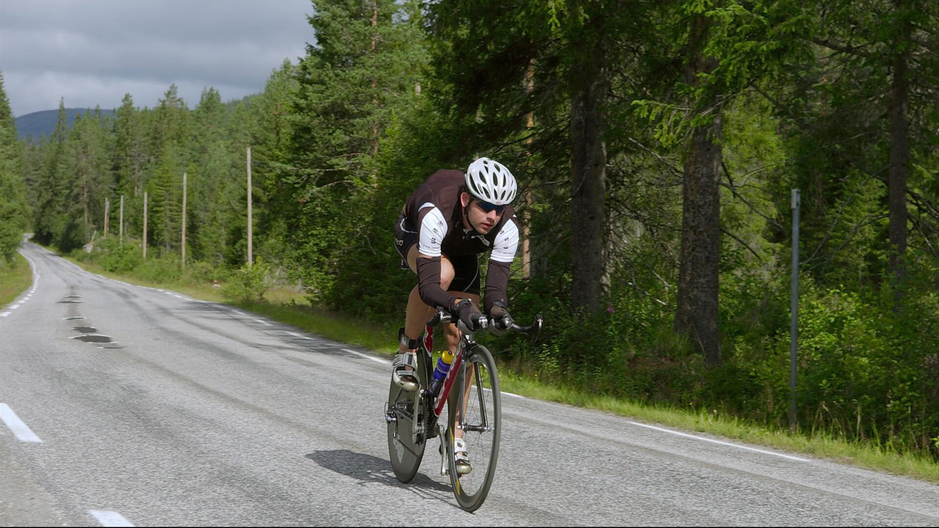 莫兰特关键时刻站出来，雄鹿连续得分压制山西队，当个人英雄主义遭遇团队铁壁