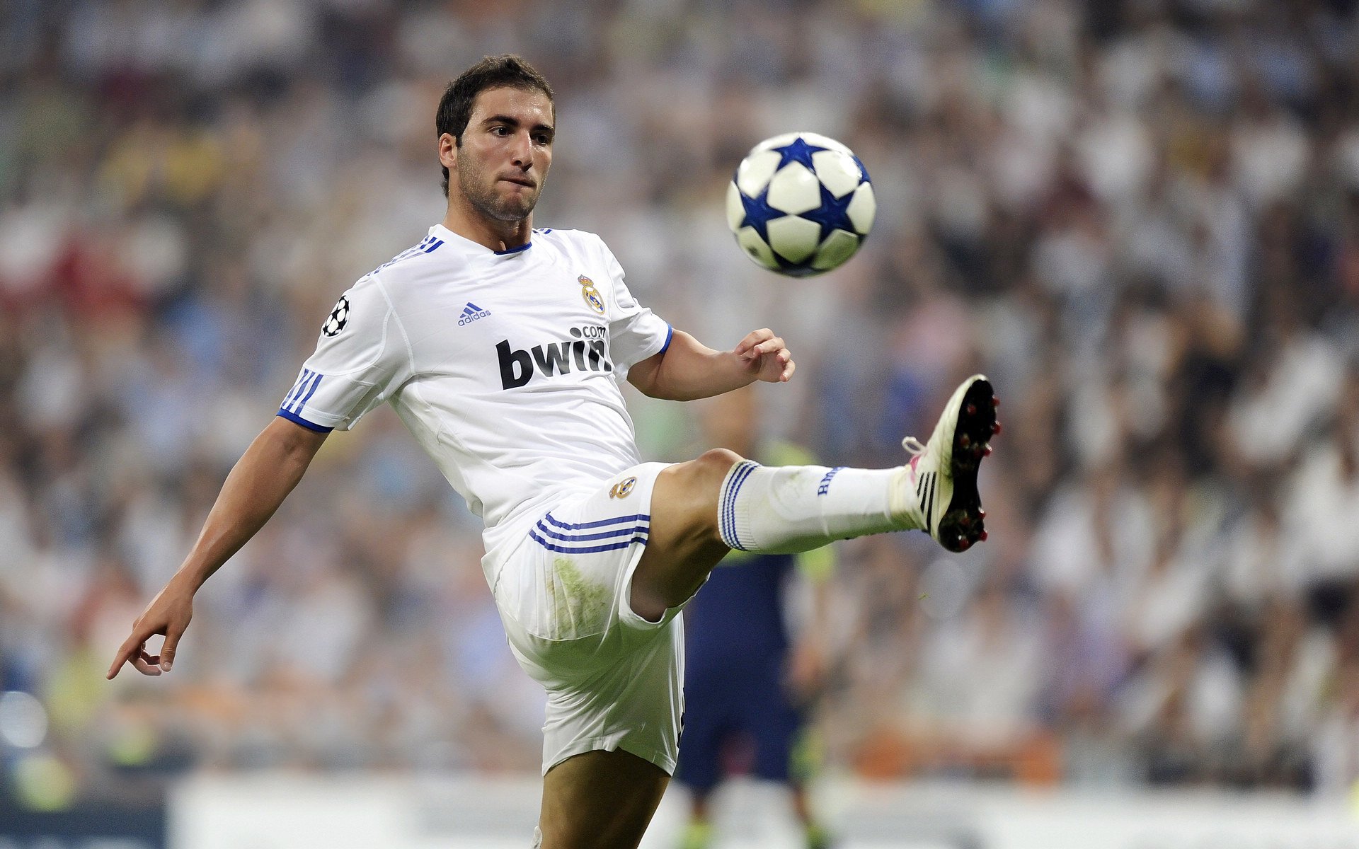 英超争冠焦点战，莱比锡红牛稳稳拿下冰岛，一场跨越时空的隐喻